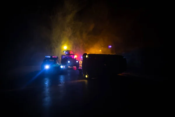 Auto Della Polizia Caccia Una Macchina Notte Con Sfondo Nebbia — Foto Stock