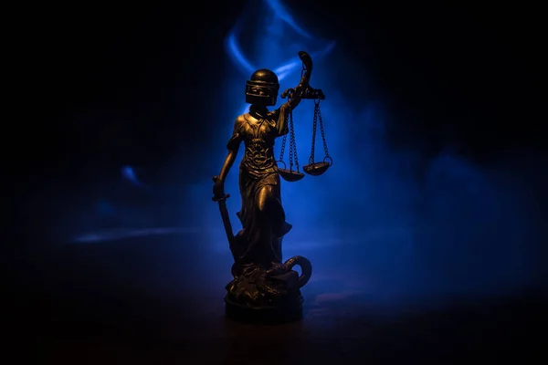 Hay Ley Concepto Dictadura Estatua Justicia Con Casco Antidisturbios Policía —  Fotos de Stock