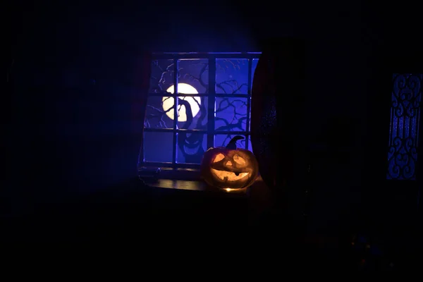 Concept Horreur Halloween Avec Citrouille Rougeoyante Une Maison Poupée Réaliste — Photo