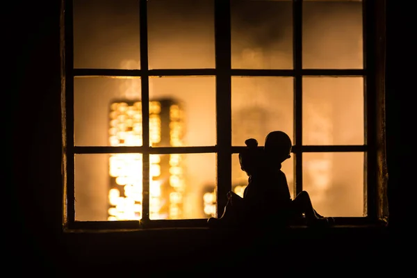 Bela Vista Uma Cidade Miniatura Noite Janela Casa Bonecas Casal — Fotografia de Stock