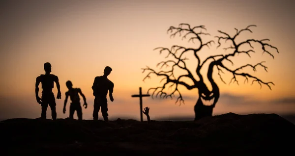 Silhouette Quelques Zombies Sur Cimetière Marchant Autour Coucher Soleil Silhouette — Photo