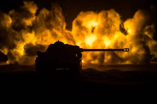 Conceito Guerra Silhuetas Militares Lutando Cena Fundo Céu Nevoeiro Guerra — Fotografia de Stock