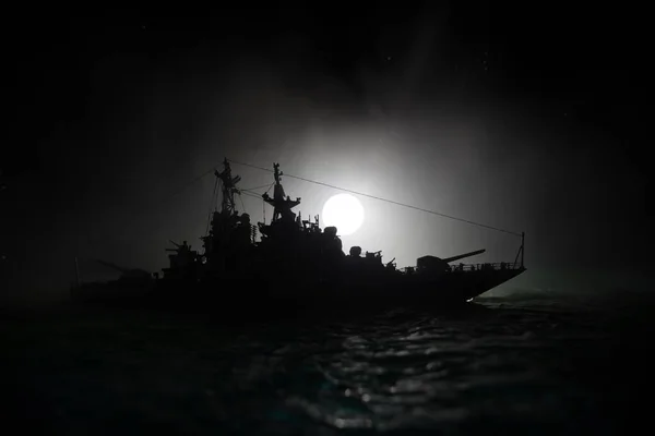 戦争の概念 海での夜の戦闘シーン 劇的な月の装飾効果 夜の戦闘船のシルエット ミニチュア創造的なテーブルの装飾 選択的焦点 — ストック写真