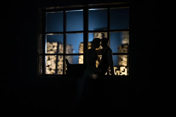 Vacker Utsikt Över Miniatyrstad Natten Från Fönstret Dockhuset Romantiskt Par — Stockfoto