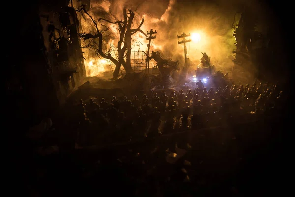 Conceito Guerra Silhuetas Militares Lutando Cena Fundo Céu Nevoeiro Guerra — Fotografia de Stock