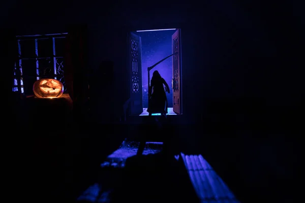 Halloween Koncepcja Horroru Świecącą Dynią Realistyczny Salon Meblami Drzwiami Oknami — Zdjęcie stockowe
