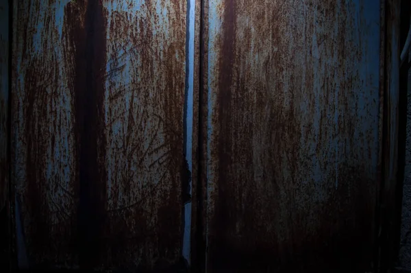 Eski paslı metal arka plan ya da aydınlık karanlık odadaki doku. Kapatın. Uzun pozlu çekim