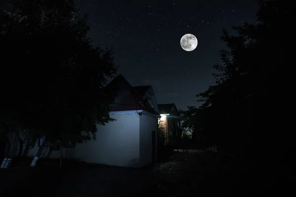 Starý Dům Duchem Lese Noci Nebo Opuštěný Strašidelný Dům Mlze — Stock fotografie