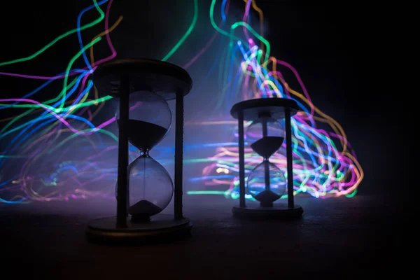 Ιδέα Του Χρόνου Σιλουέτα Του Ρολογιού Hourglass Σκούρο Τονισμένο Φόντο — Φωτογραφία Αρχείου