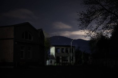 Gece vakti terk edilmiş şehir sokakları. Binalarda kimse yok. Uzun deklanşör hızı