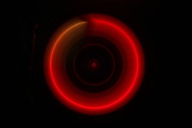 Müzik Dj konsepti. Yangın ve duman vinil kayıt üzerinde iz. Vinil disk yazma. Pikap vinil plak çalar koyu arka plan üzerinde. Seçici odak