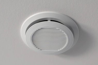 Yatay kirişli modern beyaz dairesel havalandırma delikleri desenli tavan yüzeyine karşı sifonu çekerek havalandırma sağlar.