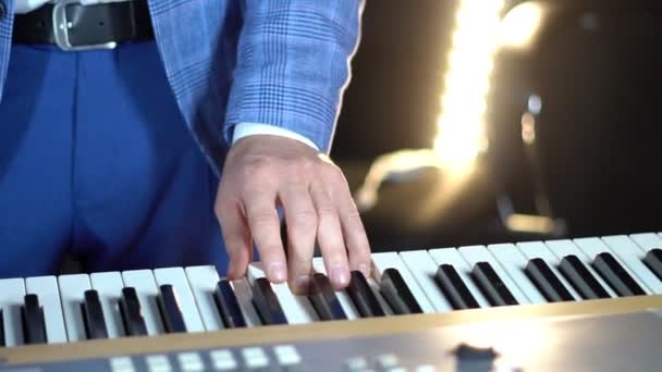 Piano spelen in een studio — Stockvideo