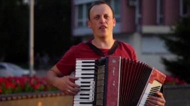 Rusya, Novokuznetsk, 22.05.2020 müzisyen sokakta çalıyor