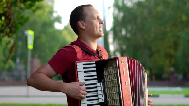 러시아, 노보쿠즈네츠크, 22 . 05 . 2020 음악가들이 거리에서 연주 한다 — 비디오