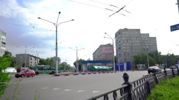 Russie, Novokuznetsk, 22.05.2020 les routes de la ville échangent des voitures — Video