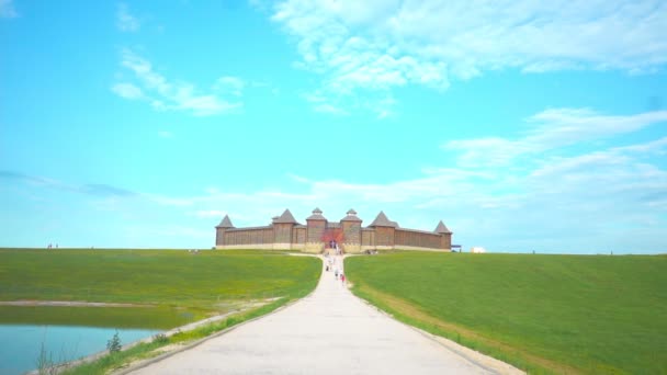 Россия, Липек, деревянная крепость на фоне голубого неба — стоковое видео