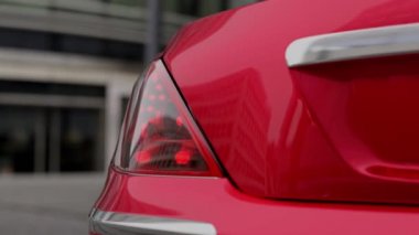 Kırmızı bir arabanın 3D görüntüsü