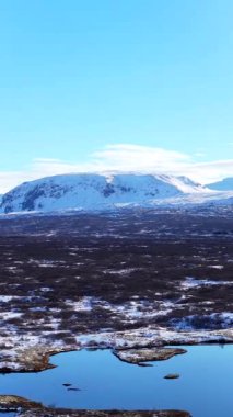 Thingvellir Ulusal Parkı İzlanda 4K Dikey Dağ Manzarası