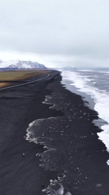 İzlanda kıyısındaki Diamond Beach Kara Kum ve Buz Parçaları 6K Dikey