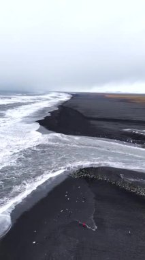 İzlanda kıyısındaki Diamond Beach Kara Kum ve Buz Parçaları 6K Dikey