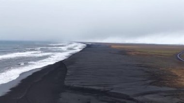 İzlanda kıyısındaki Diamond Beach Kara Kum ve Buz Parçaları 6K