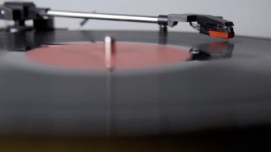 Vinil Turntable Gramofon Plağı. Işık arkaplanına yakın plan gramofon ve tork plaka dahil. LP iğnesinin el yazısı ve çekimleri kayıtlara geçti. Otantik vinil çatırdama sesi içerir