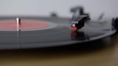Vinil Turntable Gramofon Plağı. Işık arkaplanına yakın plan gramofon ve tork plaka dahil. LP iğnesinin el yazısı ve çekimleri kayıtlara geçti. Otantik vinil çatırdama sesi içerir