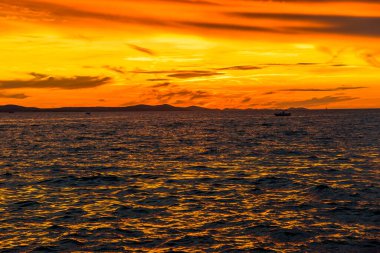 Güzel turuncu gökyüzü, deniz üzerinde gün batımı, Zadar, Dalmaçya, Hırvatistan ve Avrupa sahillerinden manzara