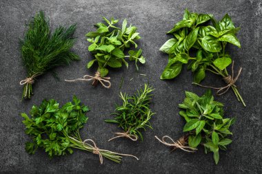 Sayfalarda çeşitli taze bitkiler.