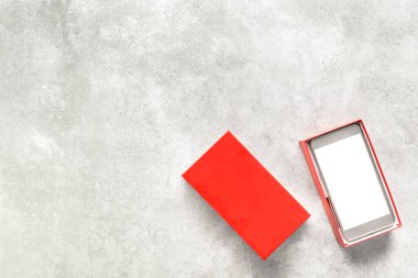 Akıllı telefonlu hediye kutusu, beyaz ekran, zarif mobil cihaz, kablosuz iletişim konsepti