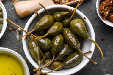 Kapari. Terbiye edilmiş yemek malzemeleri. Akdeniz gıda geçmişi.