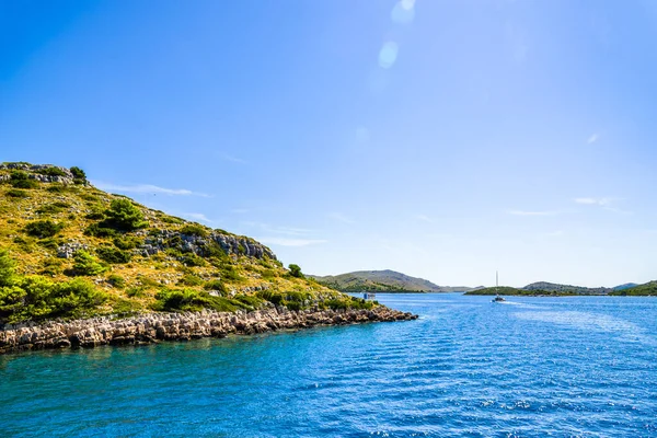 Адріатичне Узбережжя Острова Зеленими Рослинами Середземним Морем Хорватією Далмацією — стокове фото