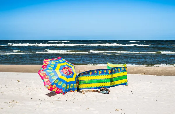 Paisaje Con Sombrilla Una Playa Arena Junto Mar Bajo Cielo —  Fotos de Stock