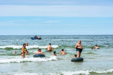 LEBA, POLAND - 31 Temmuz 2016: Yaz tatilinde deniz suyunun tadını çıkaran mutlu insanlar