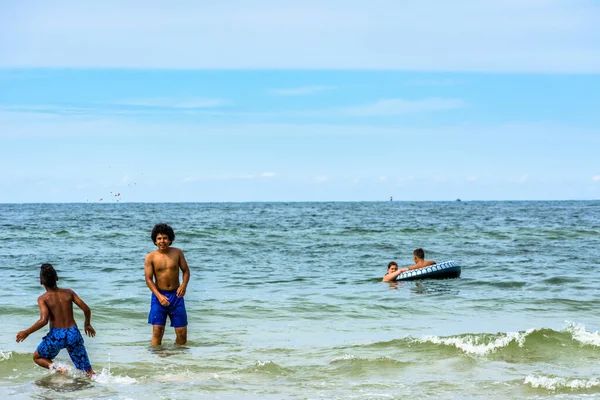LEBA, POLAND - 31 HAZİRAN 2016: Baltık Denizi üzerinde yaz tatilinde, denizde oynayan siyahi çocuklar