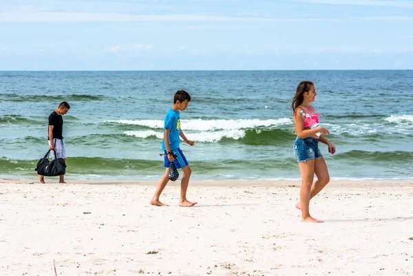 Leba Polska Lipiec 2016 Młodzież Plaży Dzieci Spacerujące Latem Wzdłuż — Zdjęcie stockowe
