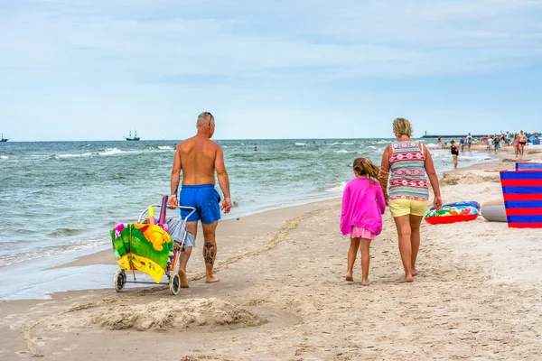 Leba Poland Липня 2016 Неідентифікована Сім Йде Пляжу Під Час — стокове фото