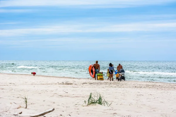 Leba Poland Липня 2016 Неідентифікована Сім Йде Пляжу Під Час — стокове фото