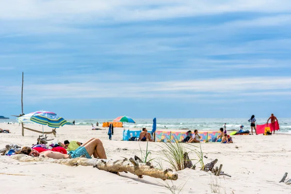 Leba Polónia Julho 2016 Homem Não Identificado Tomando Banho Sol — Fotografia de Stock