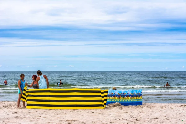 Leba Polonia Julio 2016 Grupo Turistas Disfrutando Playa Temporada Vacaciones —  Fotos de Stock