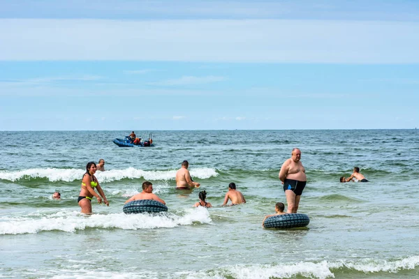 Leba Pologne Juillet 2016 Des Gens Heureux Profitent Eau Mer — Photo