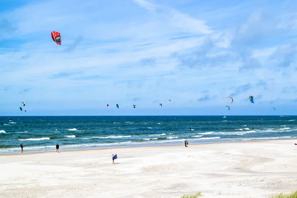 Ληβα Πολωνια Ιουλιοσ 2016 Kitesurfers Στην Παραλία Leba Της Πολωνίας — Φωτογραφία Αρχείου