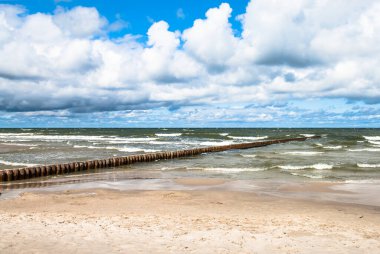 Dalgalar, bulutlu gökyüzü, dalgalı deniz manzarası. Polonya 'da Leba yakınlarında Baltık deniz kıyıları.