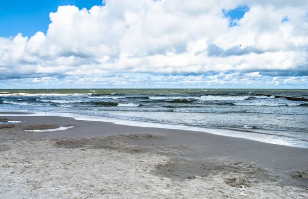 Ландшафт Пляжу Моря Хвилями Хмарне Небо Балтійське Узбережжя Поблизу Леби — стокове фото