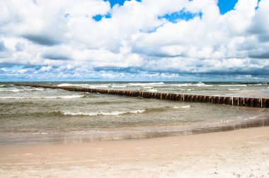 Dalgalar, bulutlu gökyüzü, dalgalı deniz manzarası. Polonya 'da Leba yakınlarında Baltık deniz kıyıları.