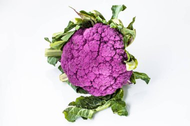 Beyaz arka planda mor karnabahar. Yaz sebzeleri.