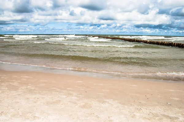 Пляж Море Хвилями Хмарним Небом Прісною Водою Балтійське Узбережжя Поблизу — стокове фото