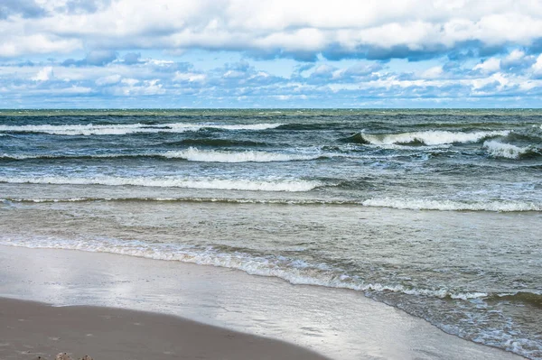 Ландшафт Бурхливого Моря Хвилями Хмарним Небом Балтійське Узбережжя Поблизу Леби — стокове фото