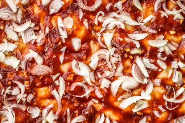 Preparación Pizza Margherita Con Salsa Tomate Cebolla Cruda Rodajas Vista — Foto de Stock